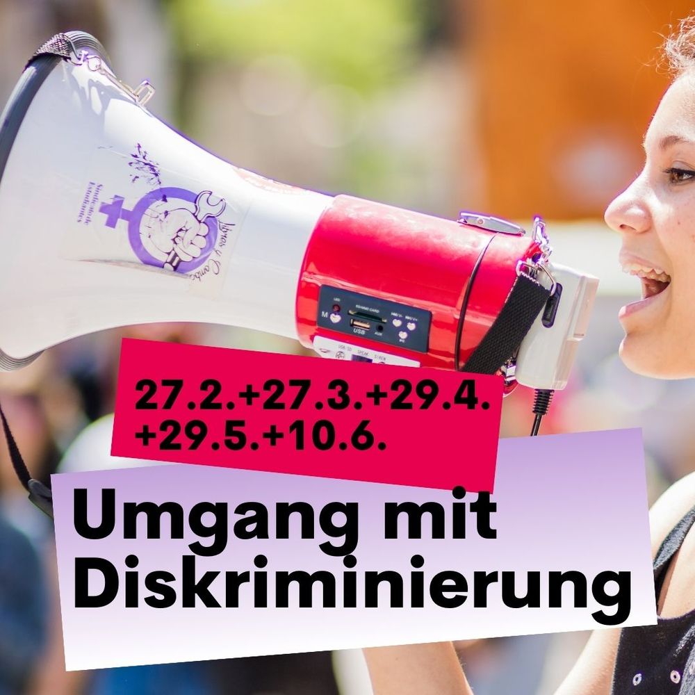 Umgang mit Diskriminierung
im Hintergrund spricht eine Person in ein Megafon