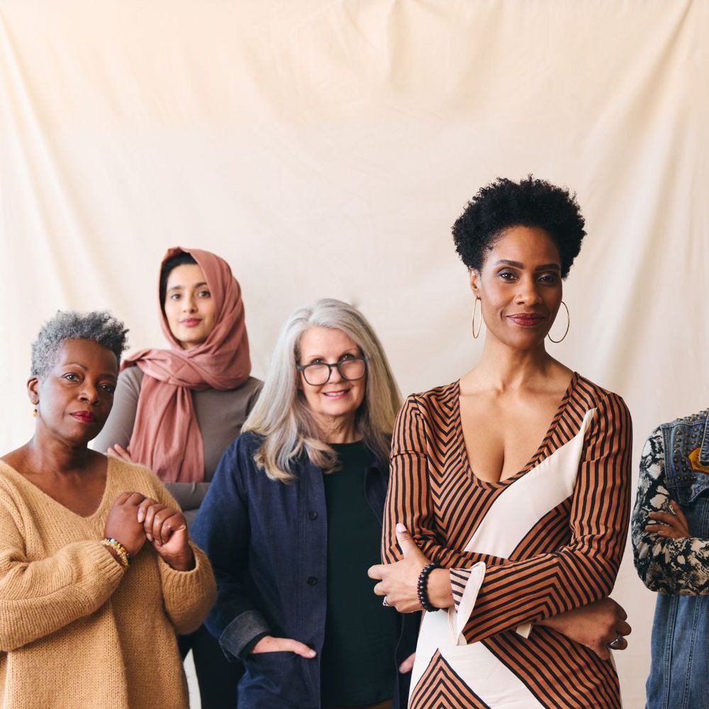 Portäit eine vielfältige Gruppe von Frauen verschiedener ethnischer Hintergründe und Altersgruppen schaut direkt in die Kamera.